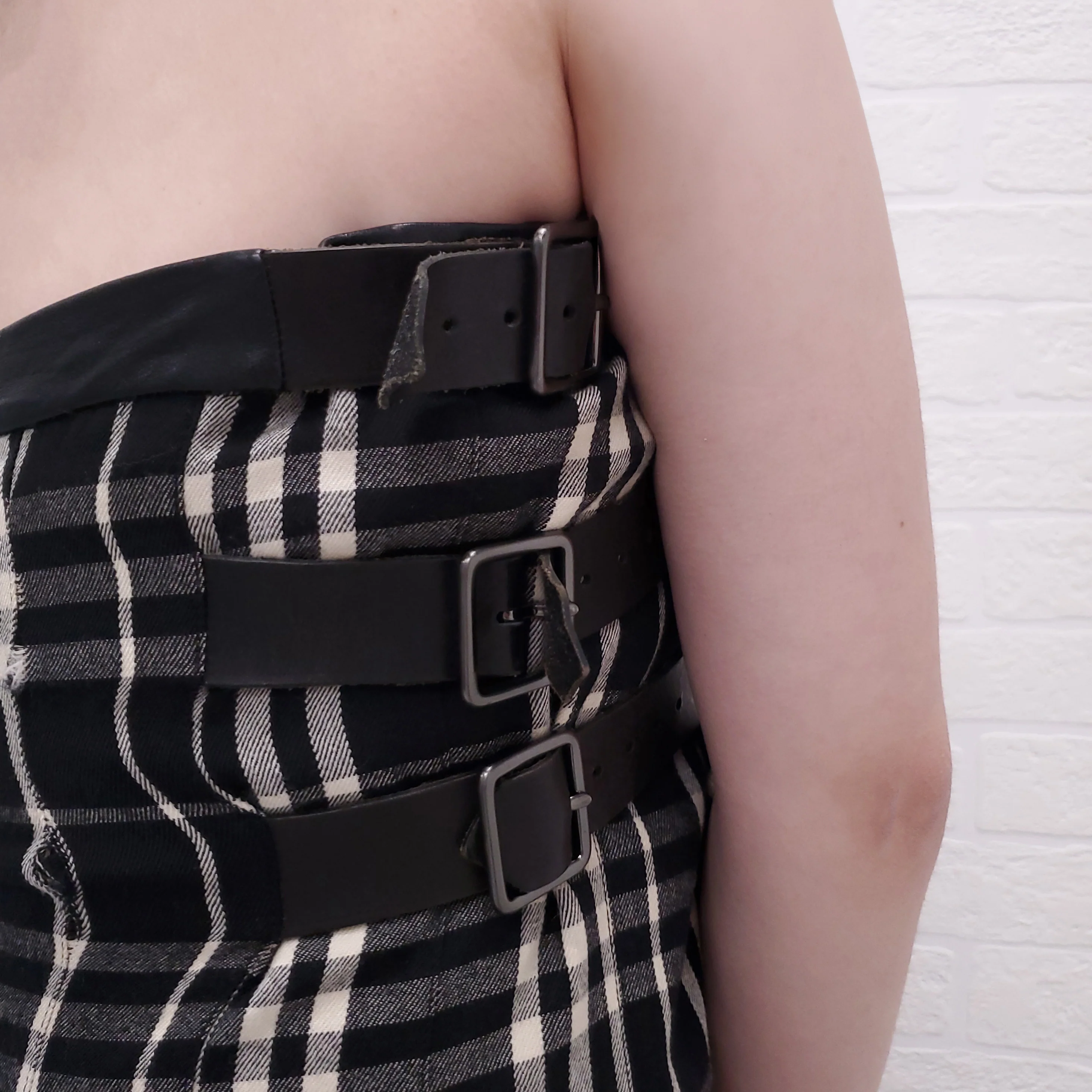 BURBERRY BLACK AND CREAM TARTAN STRAPLESS DRESS WITH MATCHING SHAWL - SIZE 8 - Image 3