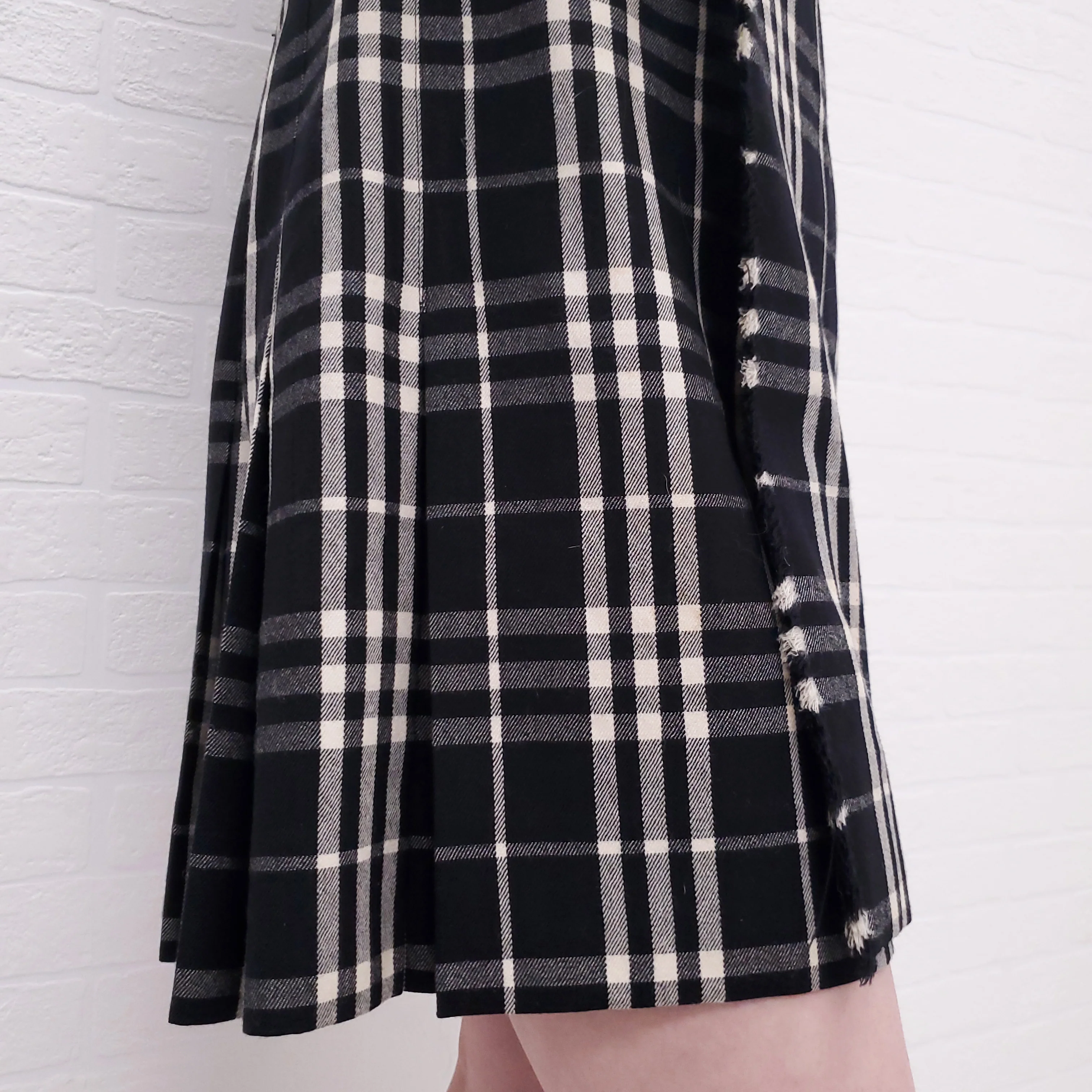 BURBERRY BLACK AND CREAM TARTAN STRAPLESS DRESS WITH MATCHING SHAWL - SIZE 8 - Image 4