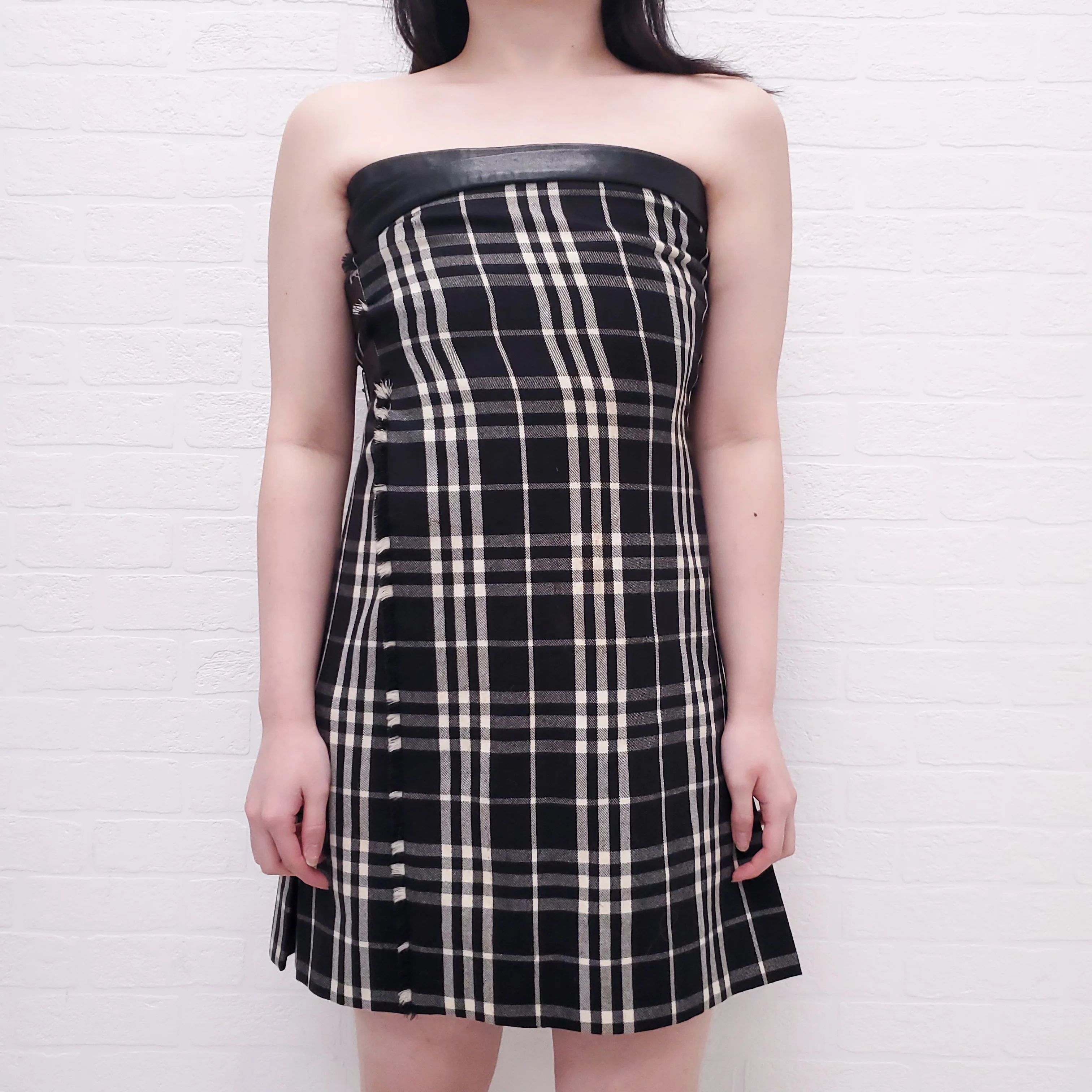 BURBERRY BLACK AND CREAM TARTAN STRAPLESS DRESS WITH MATCHING SHAWL - SIZE 8 - Image 7