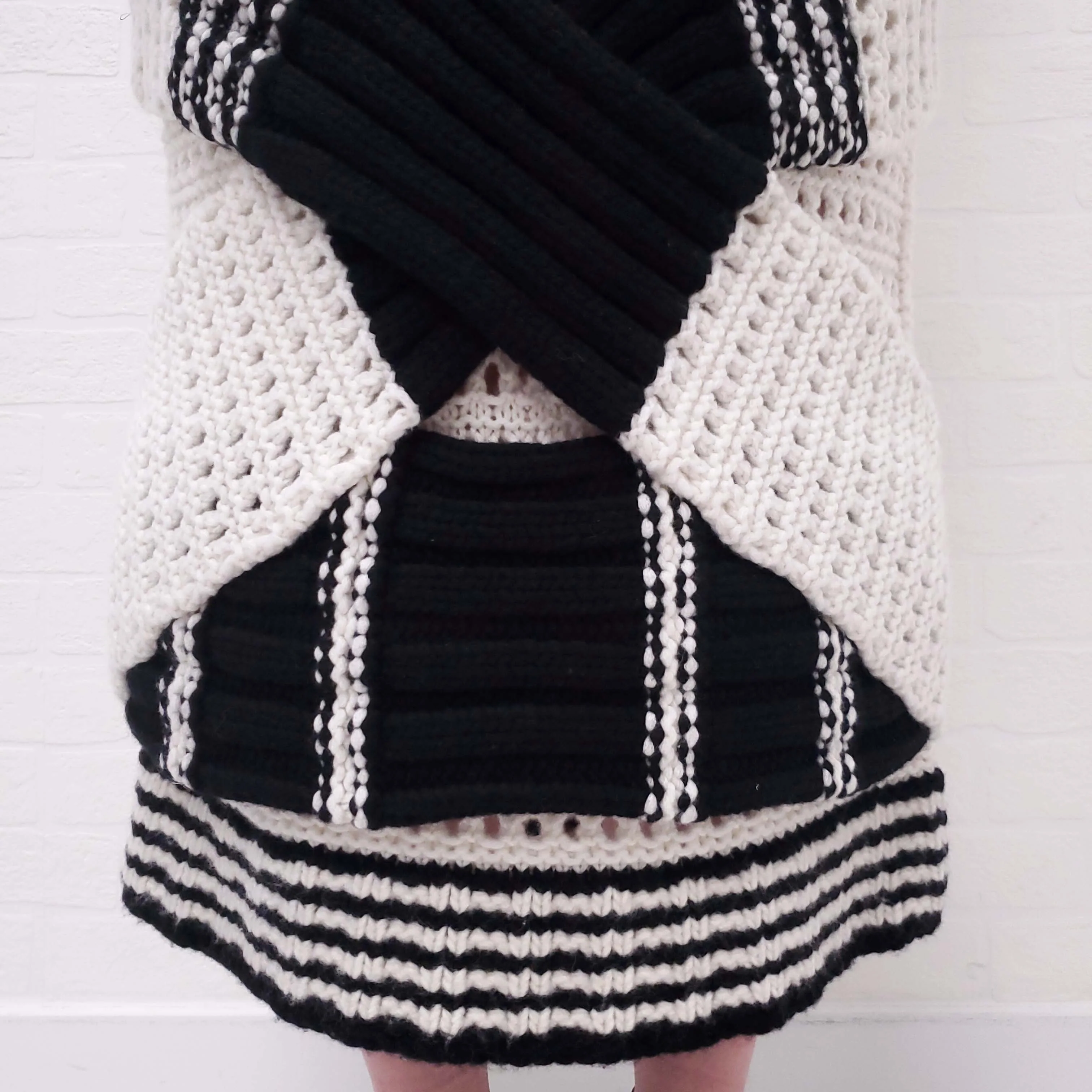 BURBERRY BLACK AND WHITE CHUNKY KNIT SKIRT - SIZE L - Image 3