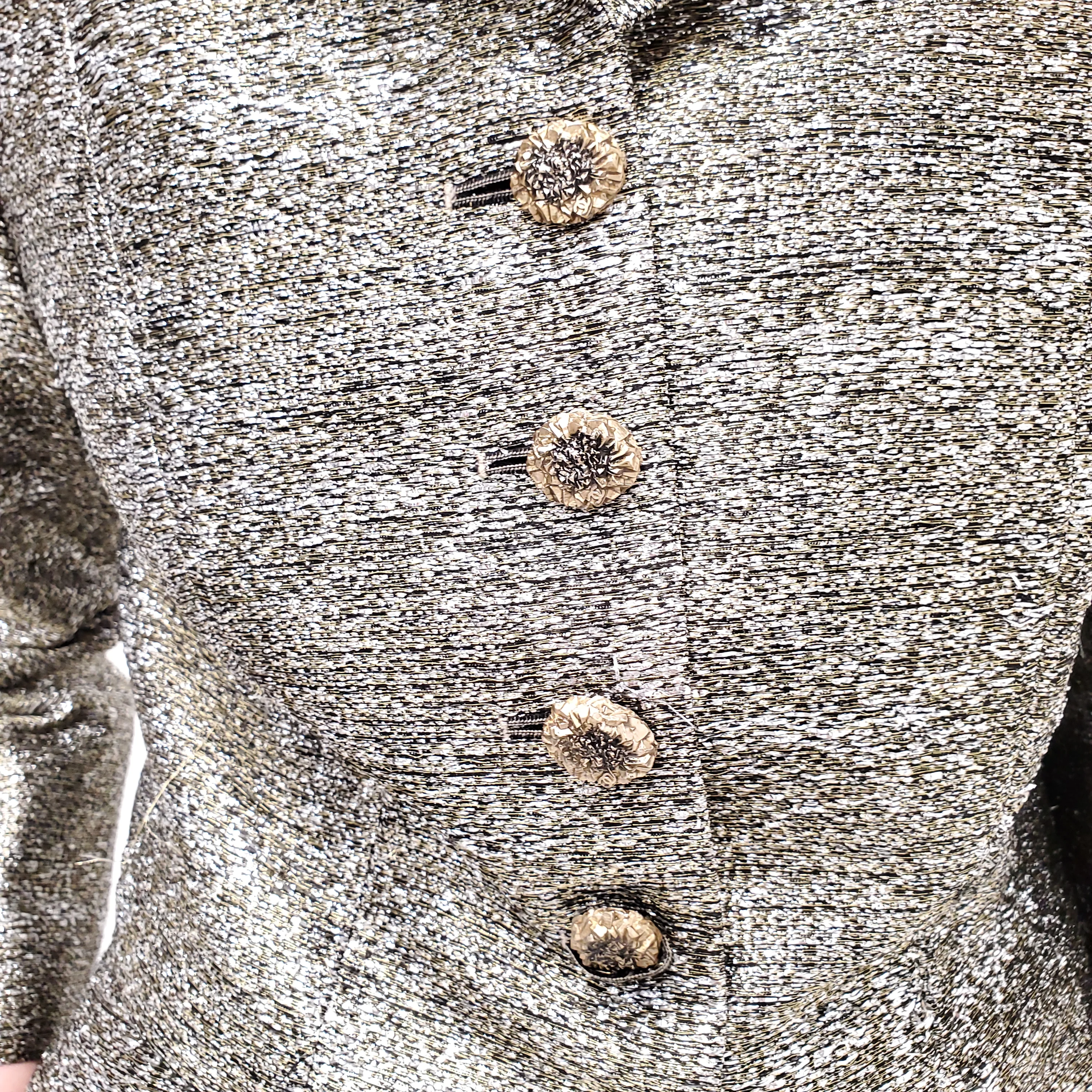 CHANEL GOLD METALLIC SUIT WITH FLORAL LOGO BUTTONS - SIZE 40 - Image 5