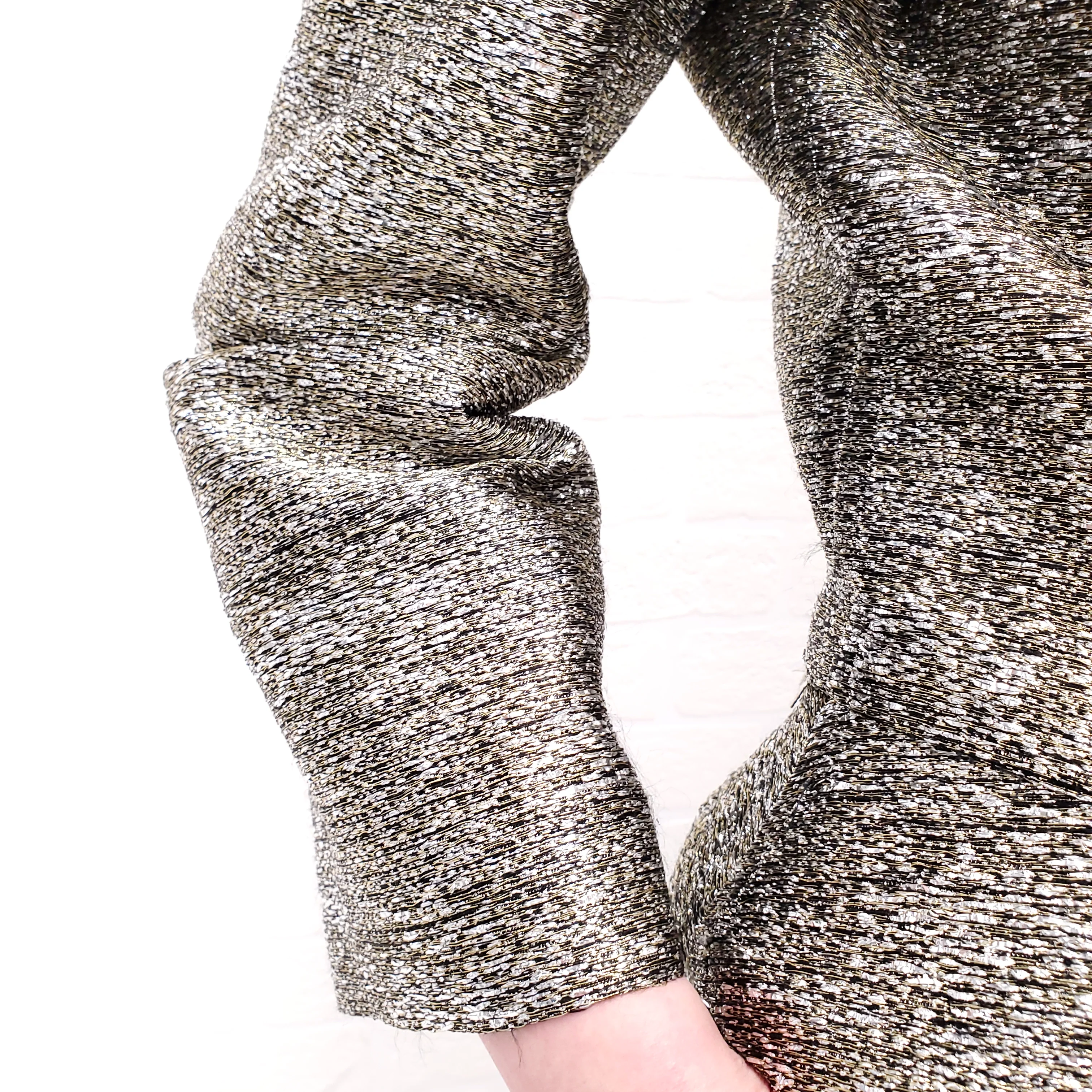 CHANEL GOLD METALLIC SUIT WITH FLORAL LOGO BUTTONS - SIZE 40 - Image 6