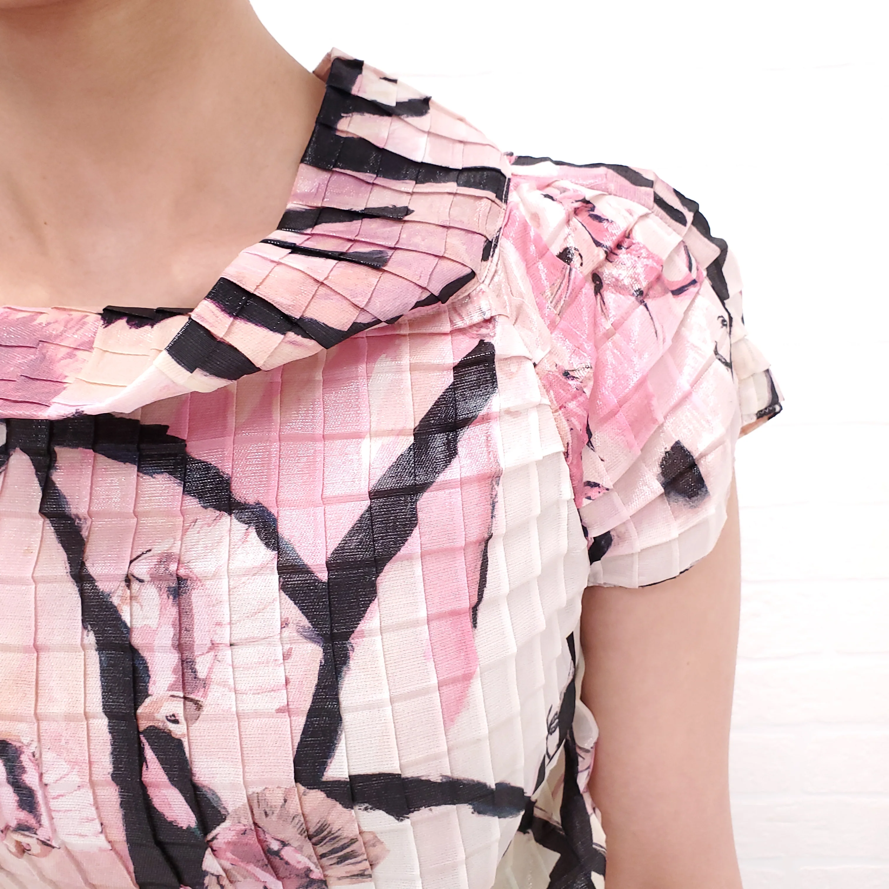 CHANEL LOGO CRINKLE BLOUSE - SIZE 40 - Image 5