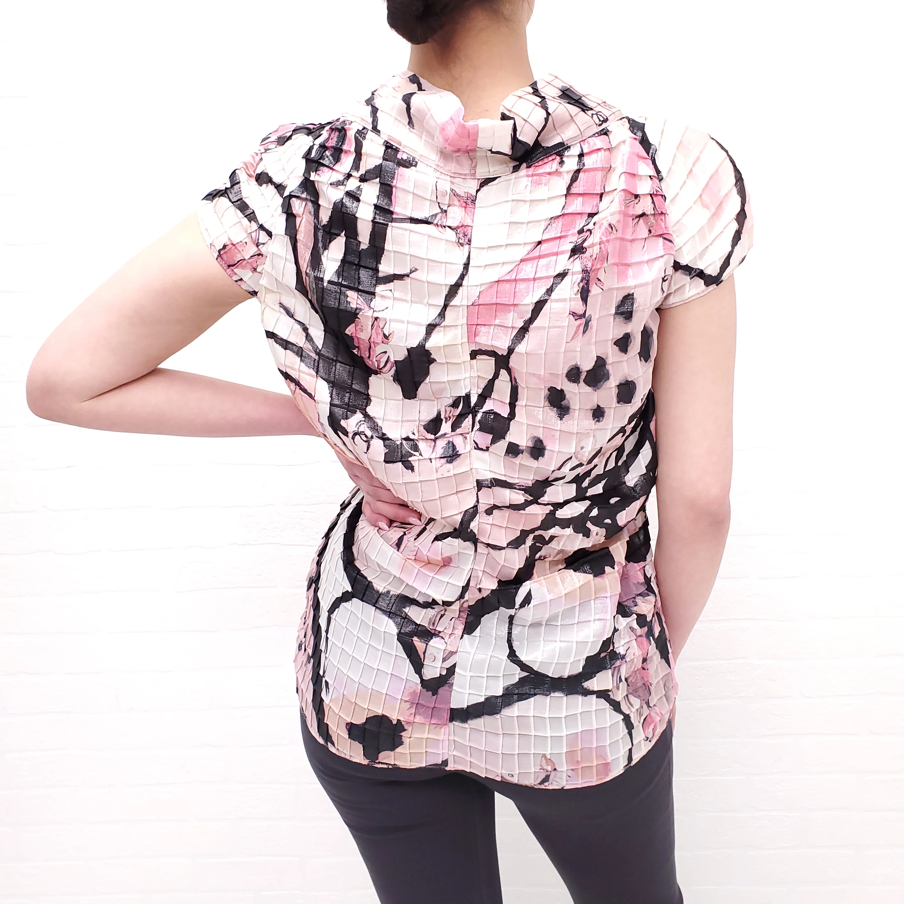 CHANEL LOGO CRINKLE BLOUSE - SIZE 40 - Image 7