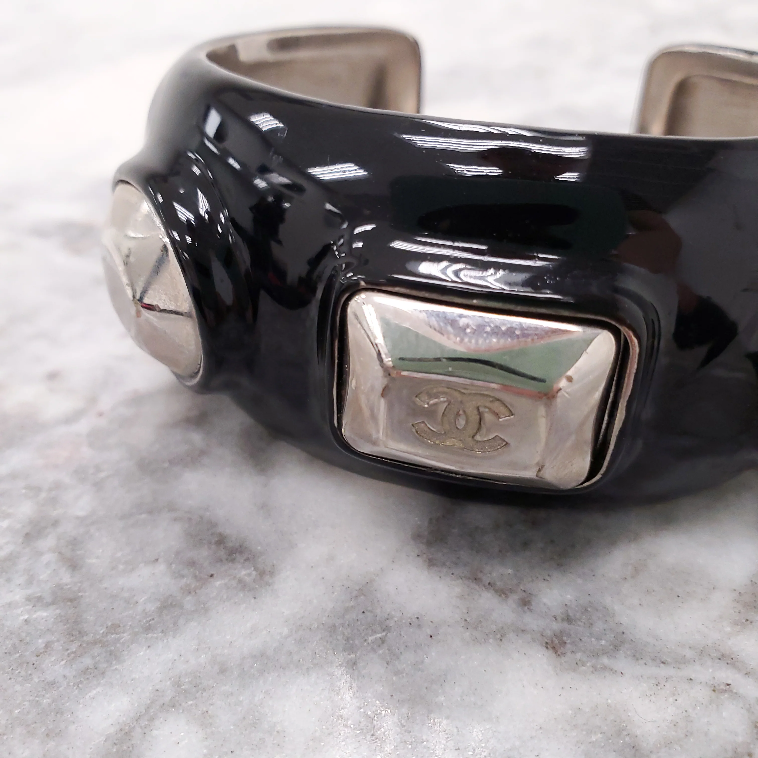 CHANEL VINTAGE BLACK ENAMEL CUFFS - Image 5