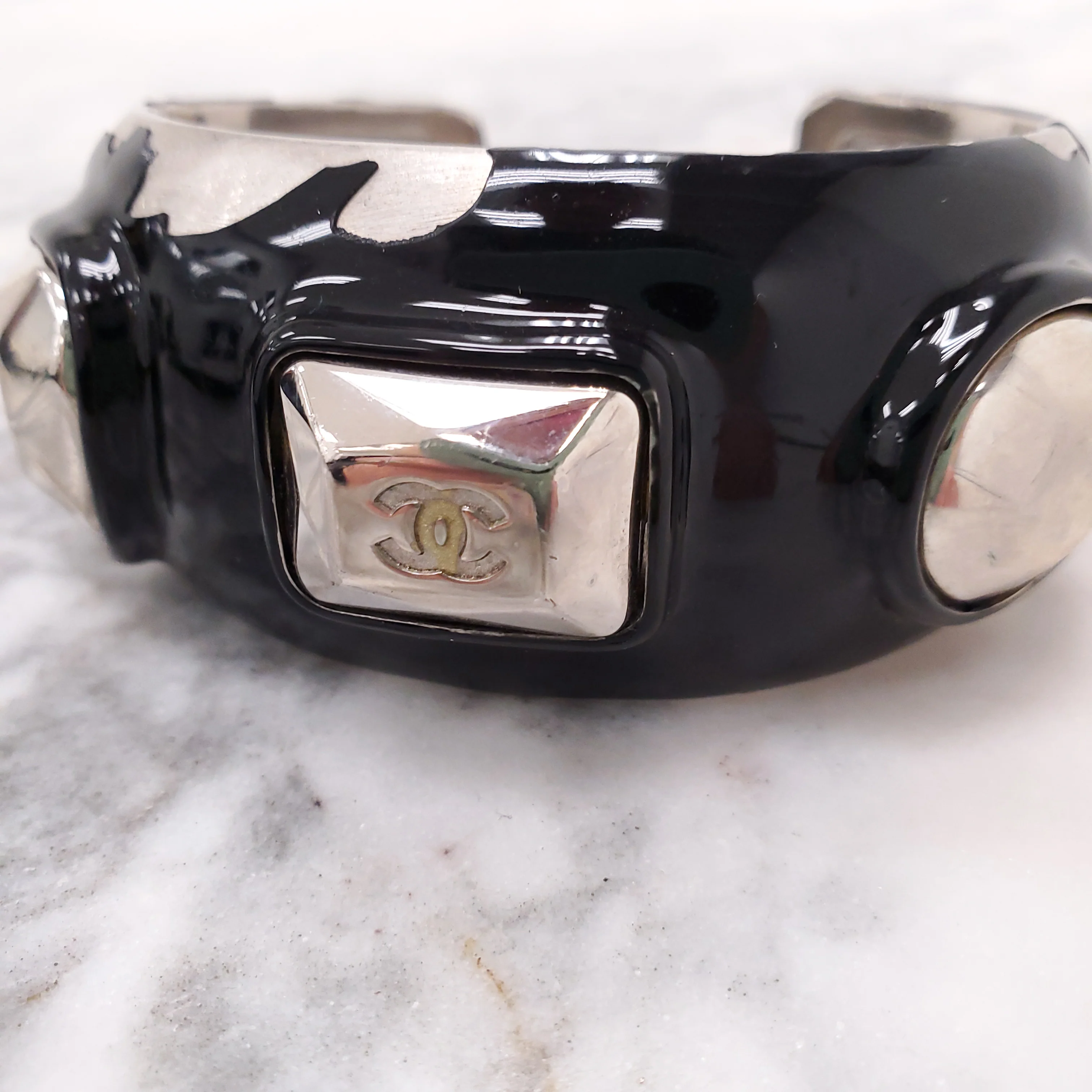 CHANEL VINTAGE BLACK ENAMEL CUFFS - Image 6