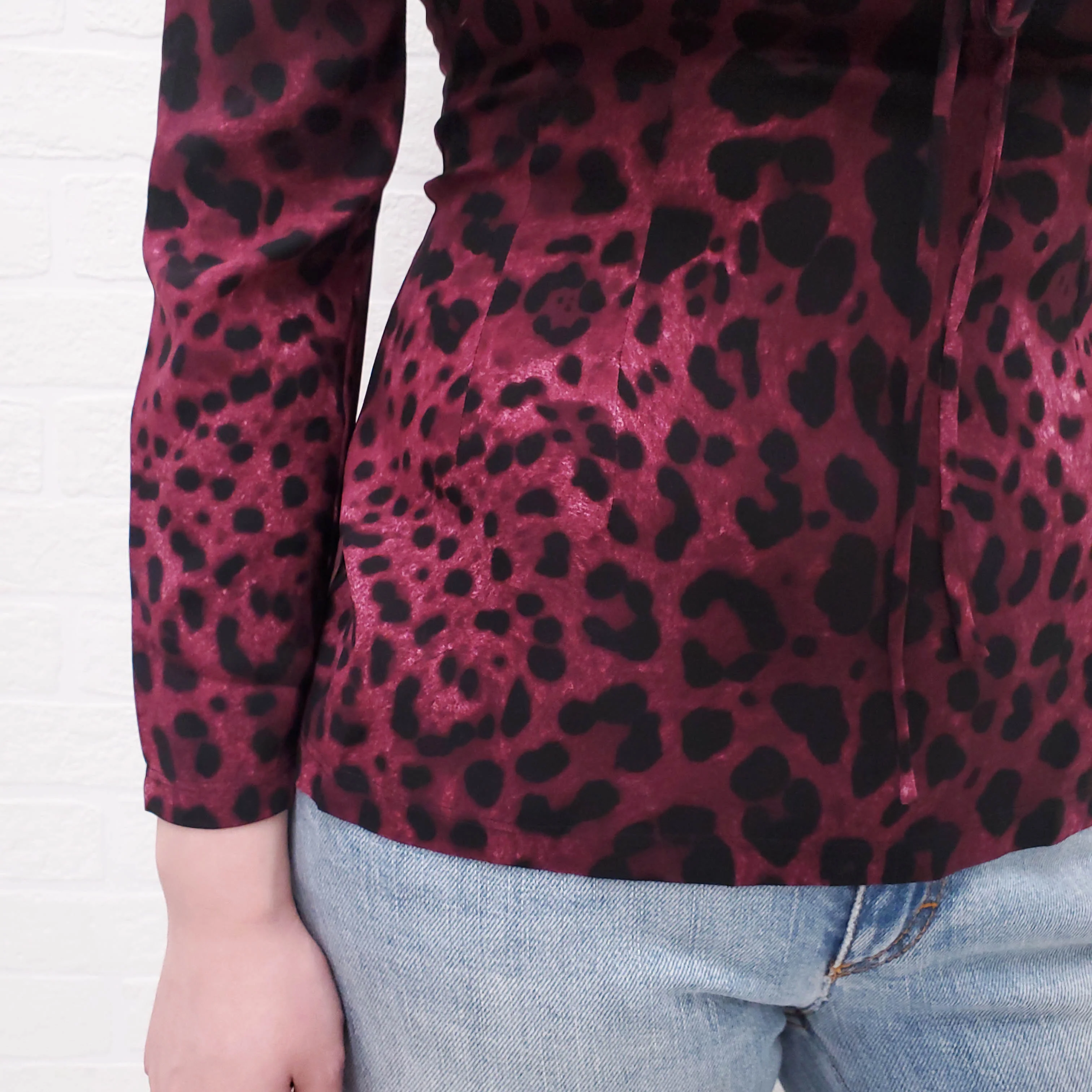 DOLCE & GABBANA BURGUNDY LEOPARD BLOUSE WITH TIE - SIZE 40 - Image 4