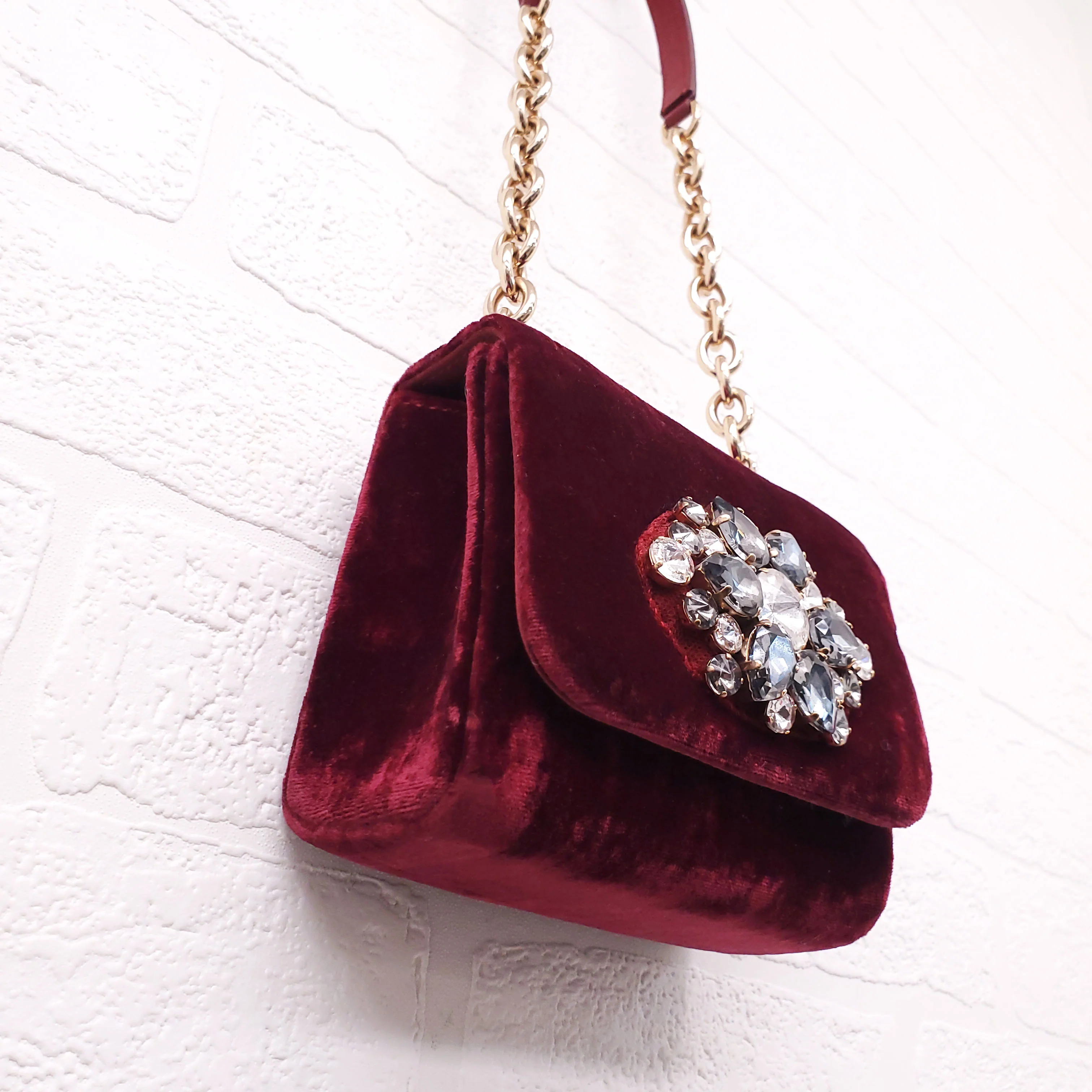 DOLCE & GABBANA BURGUNDY VELVET SHOULDER BAG WITH CRYSTAL EMBLEM - Image 4