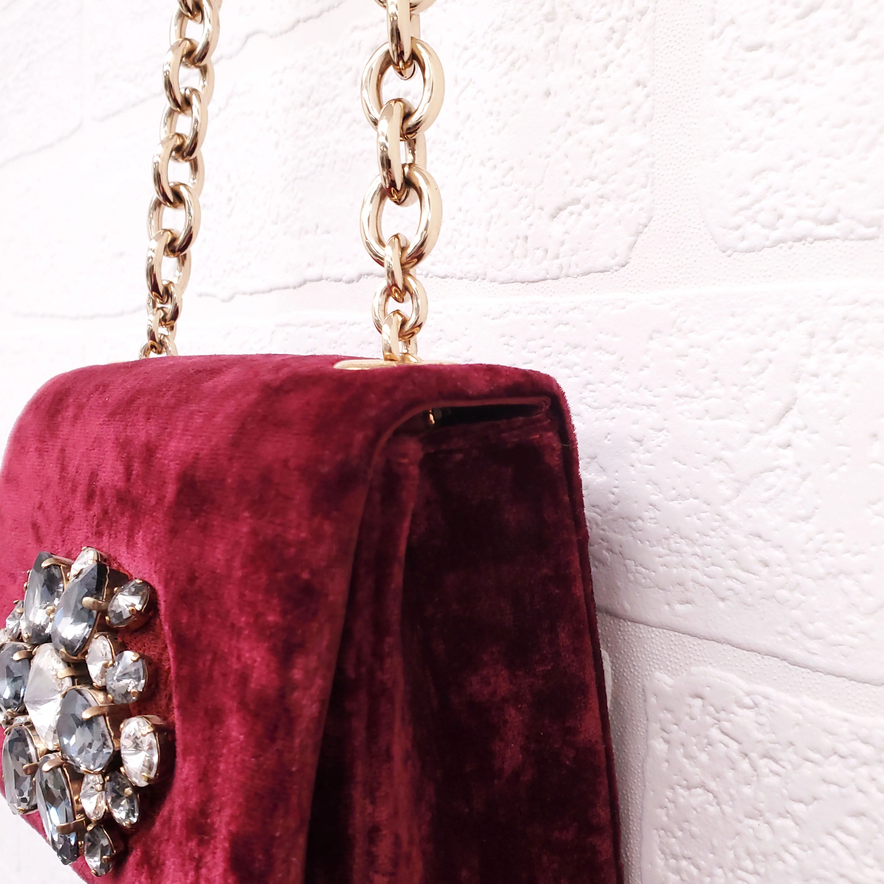 DOLCE & GABBANA BURGUNDY VELVET SHOULDER BAG WITH CRYSTAL EMBLEM - Image 5