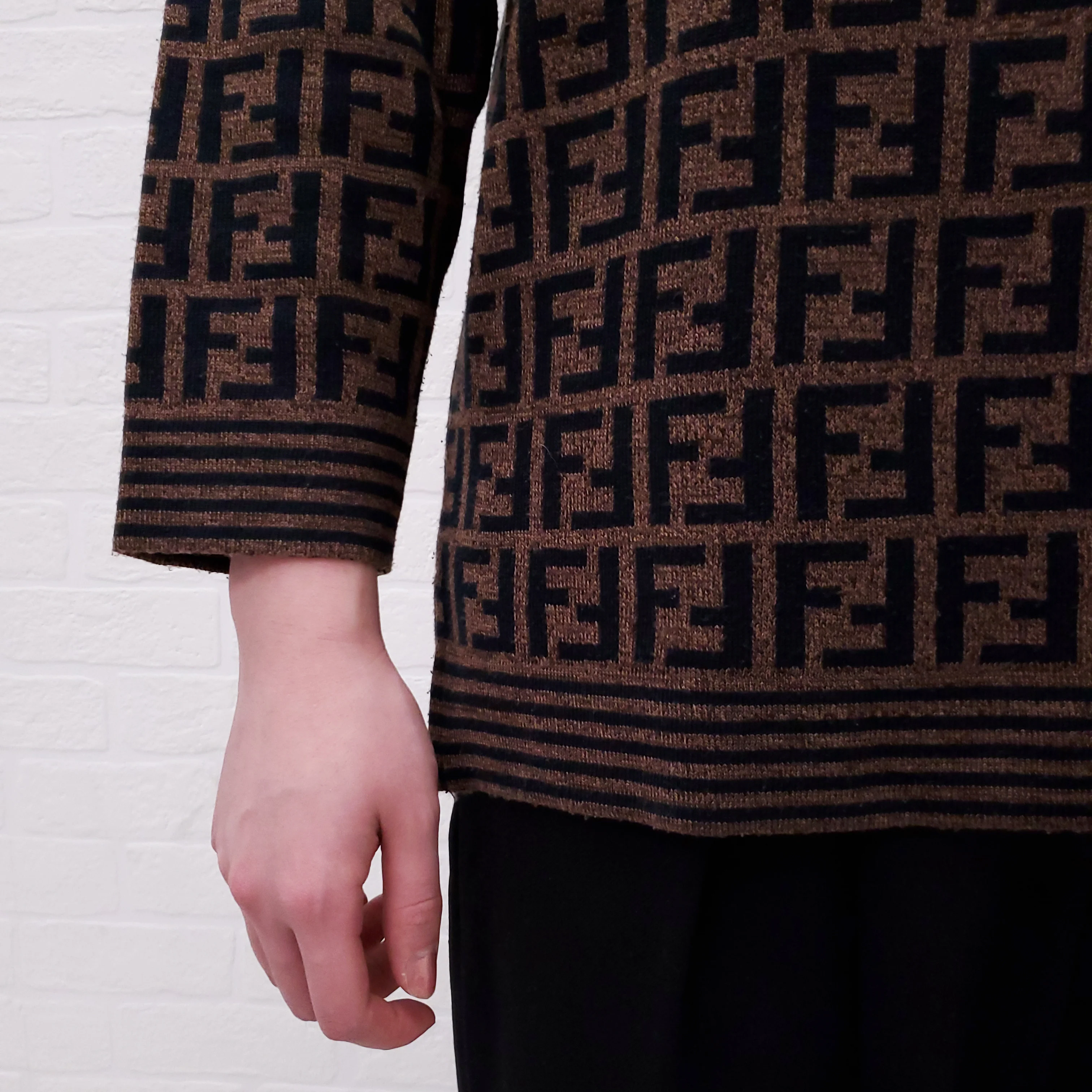 FENDI BROWN LOGO SWEATER - SIZE L - Image 4