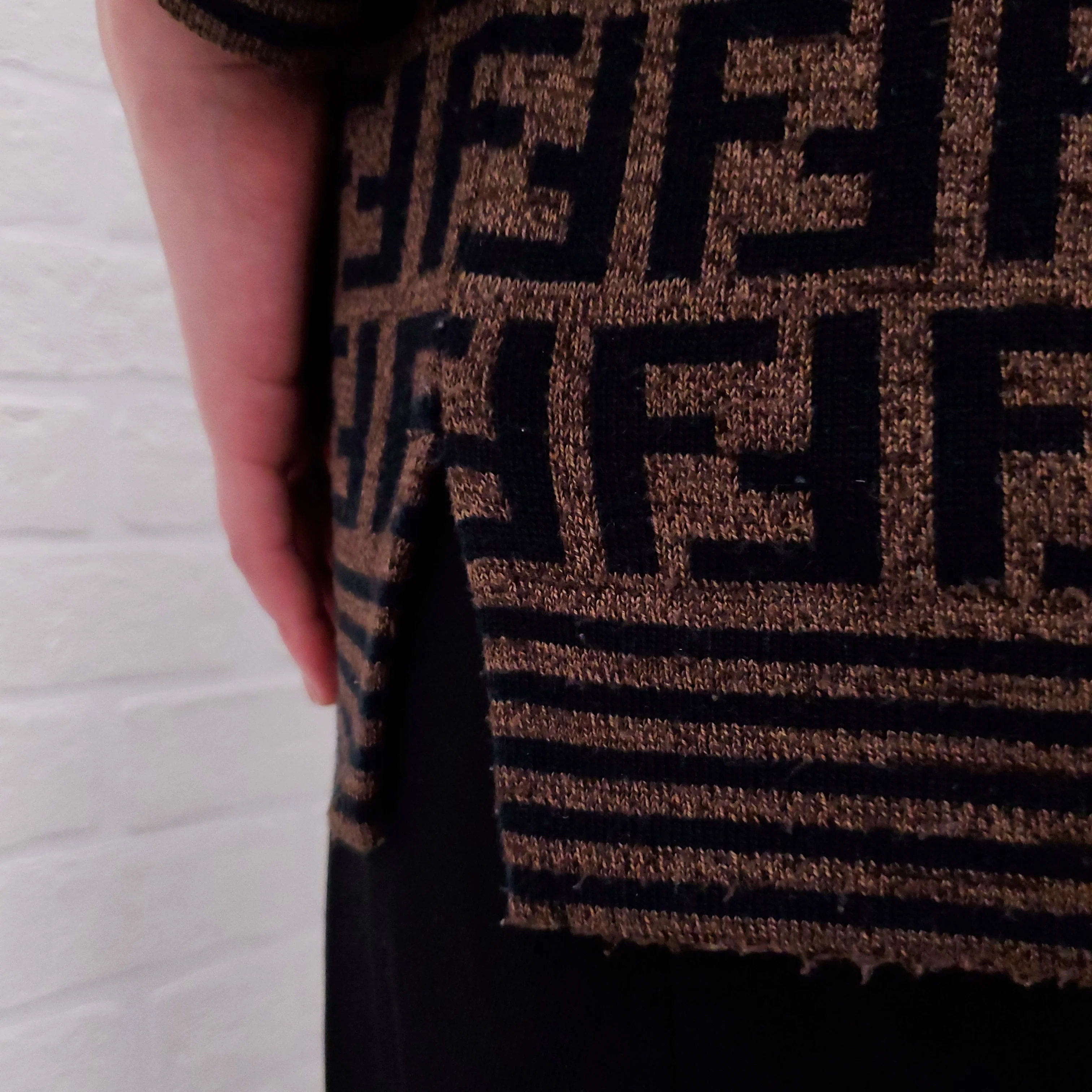 FENDI BROWN LOGO SWEATER - SIZE L - Image 5