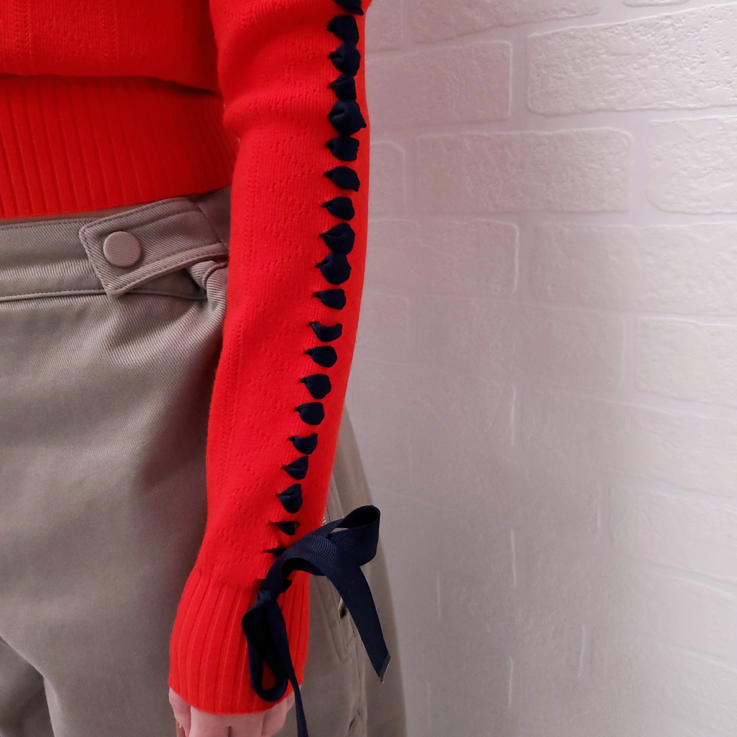 FENDI RED AND NAVY CROPPED SWEATER WITH RIBBON DETAIL - SIZE 36 - Image 4