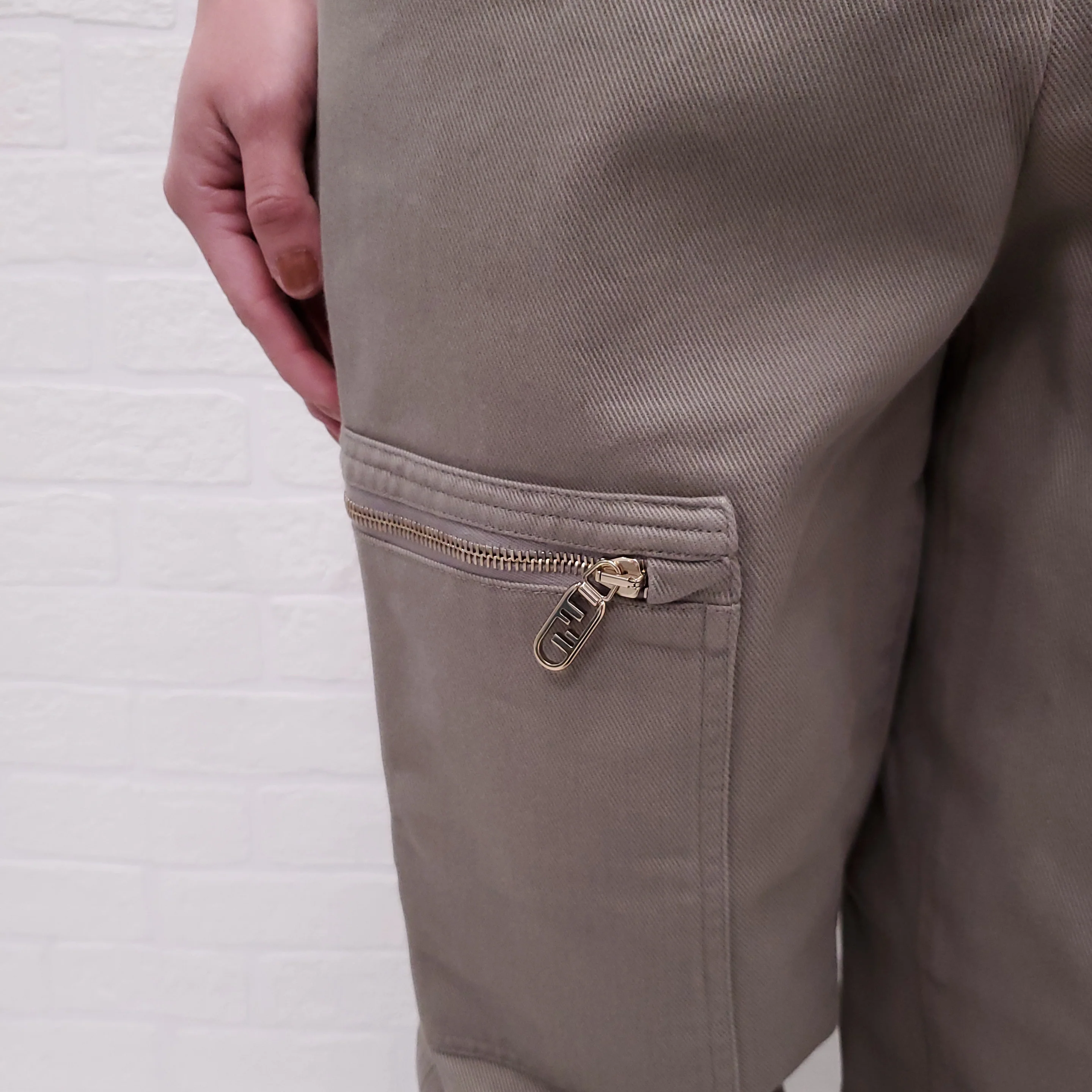 FENDI TAUPE CARGO PANTS WITH LOGO ZIPPERS - SIZE 40 - Image 4