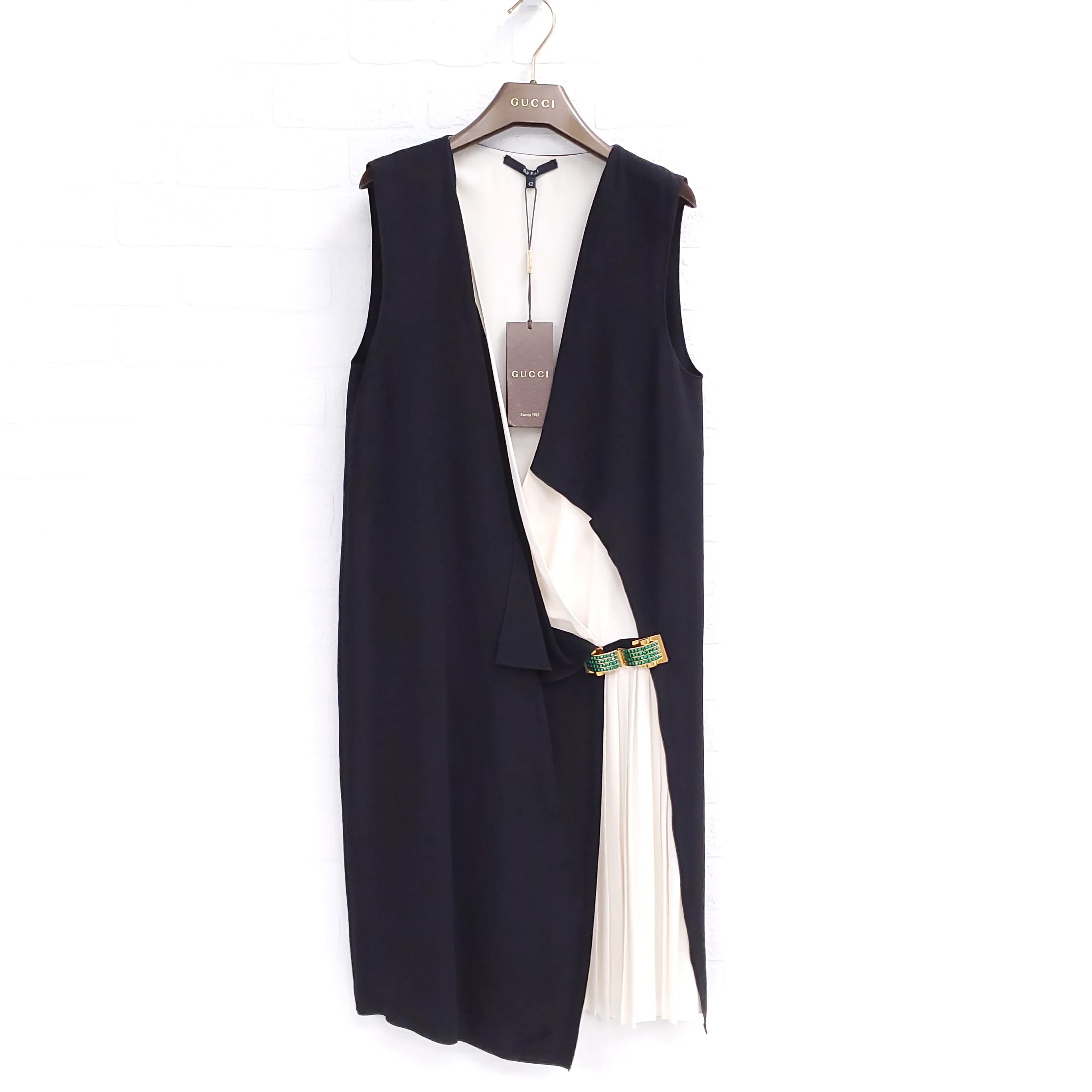 GUCCI BLACK & CREAM PLEATED DRESS WITH GREEN CRYSTAL CLASP ($6900) - SIZE 42 - Image 4