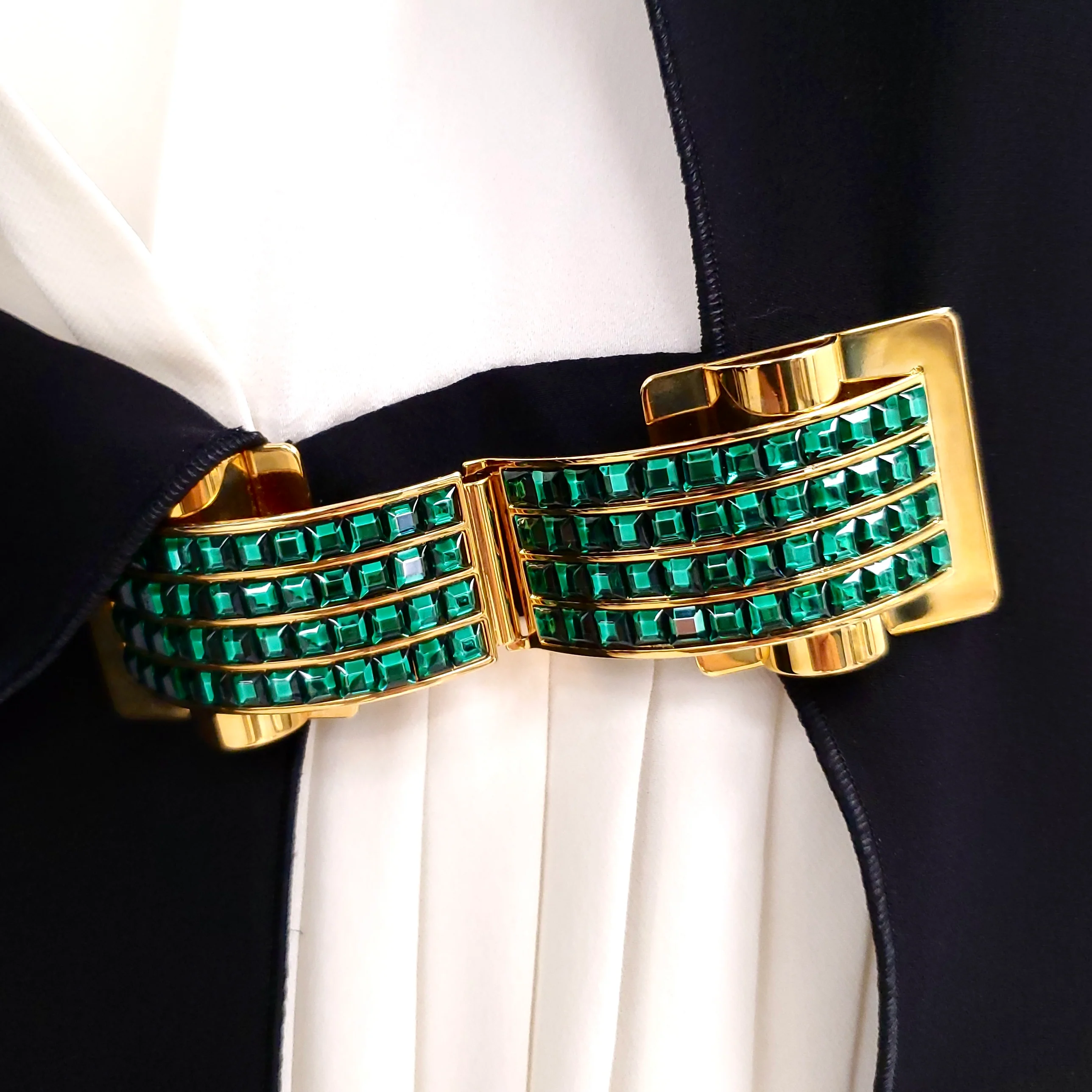 GUCCI BLACK & CREAM PLEATED DRESS WITH GREEN CRYSTAL CLASP ($6900) - SIZE 42 - Image 5