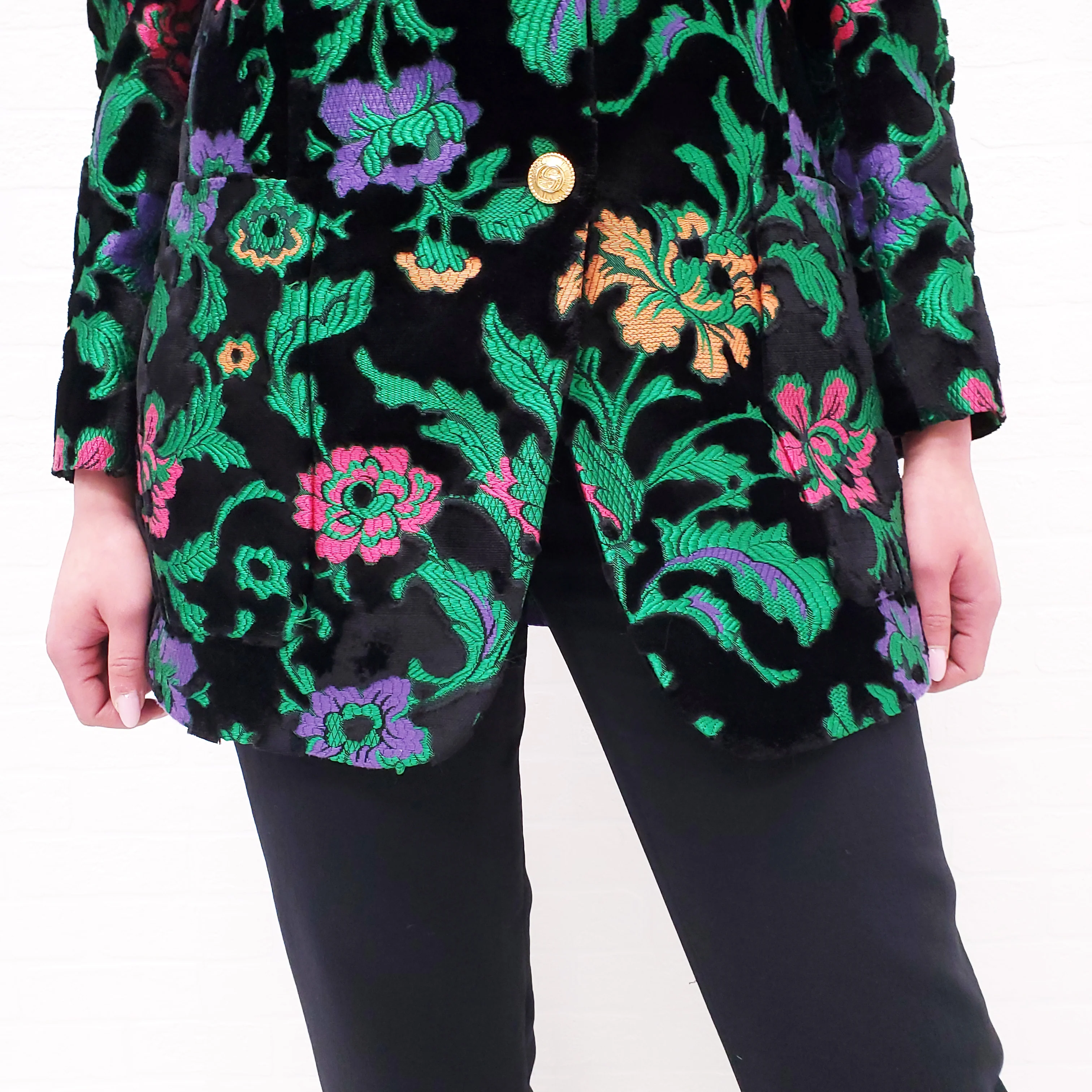 GUCCI BLACK VELVET FLORAL BLAZER - SIZE 40 - Image 3