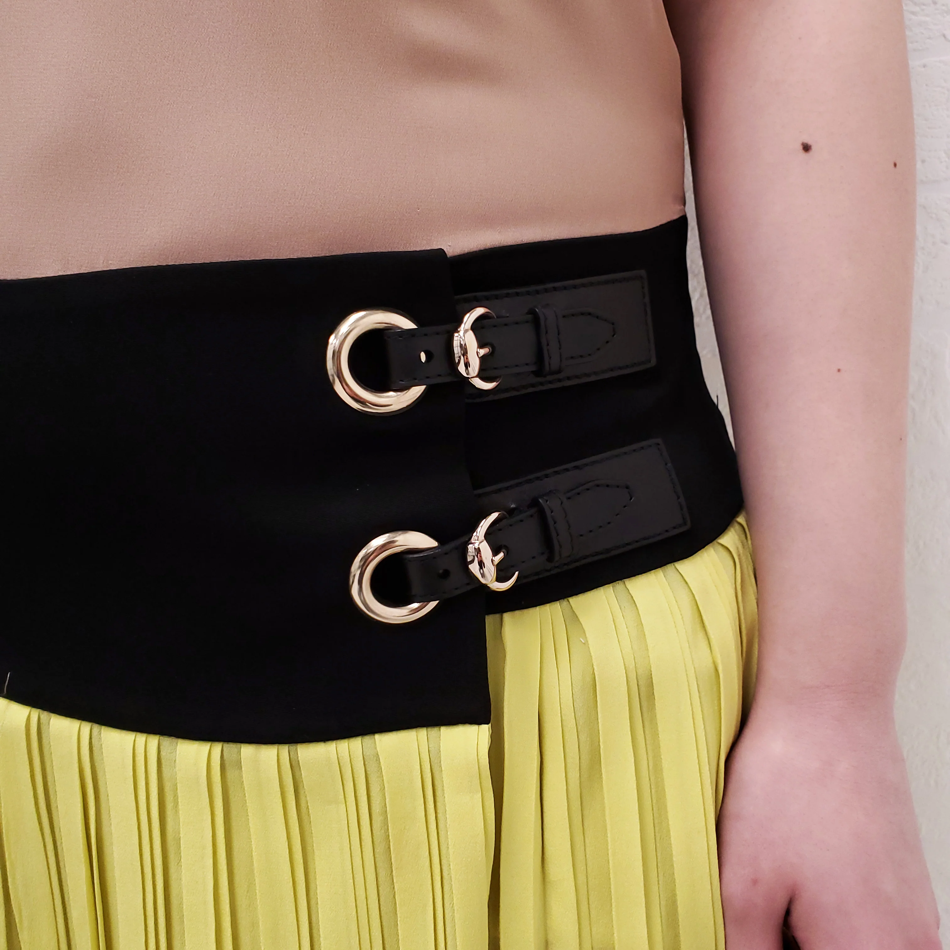 GUCCI PLEATED DRESS WITH LEATHER CLASP DETAIL - SIZE 40 - Image 4