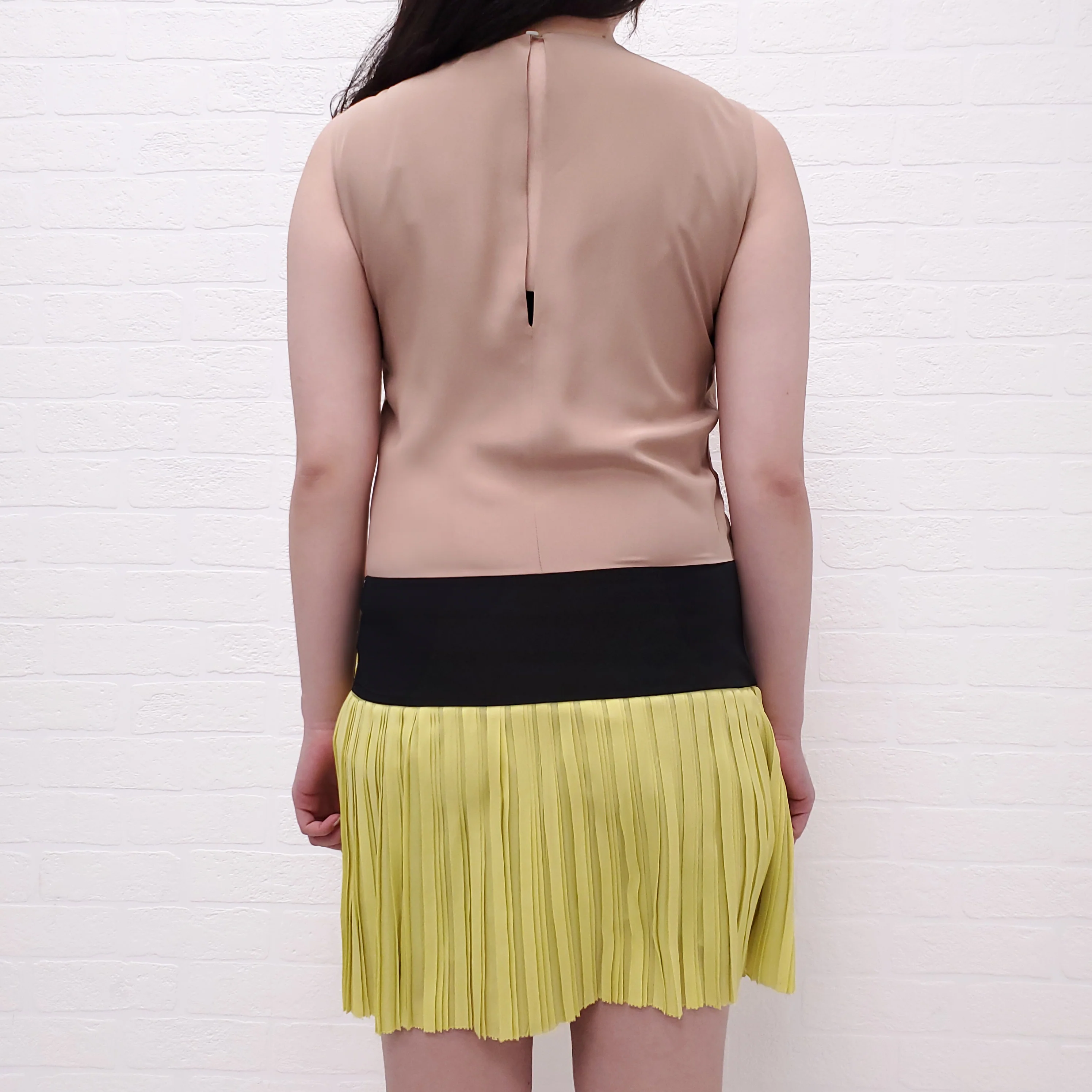 GUCCI PLEATED DRESS WITH LEATHER CLASP DETAIL - SIZE 40 - Image 5