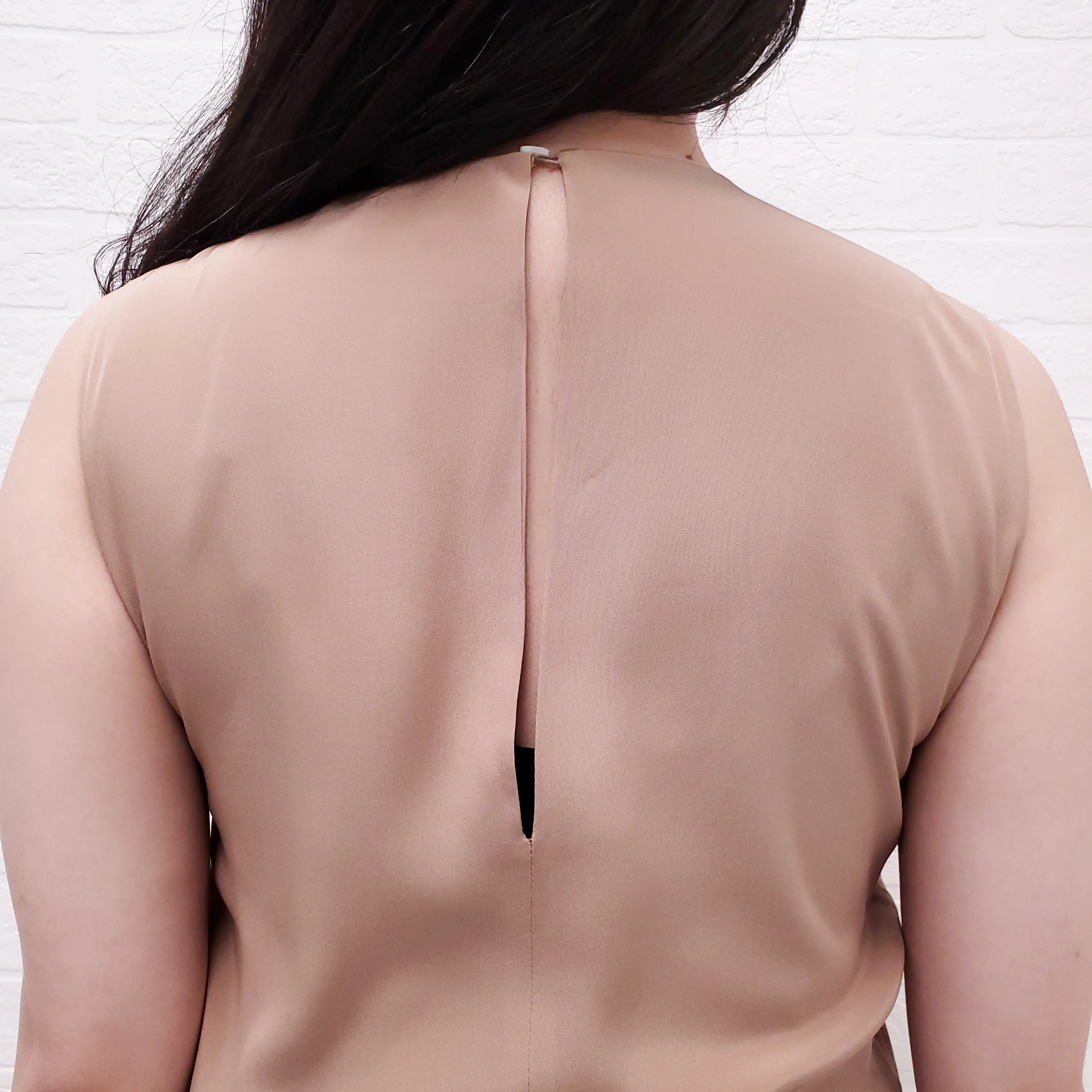 GUCCI PLEATED DRESS WITH LEATHER CLASP DETAIL - SIZE 40 - Image 6