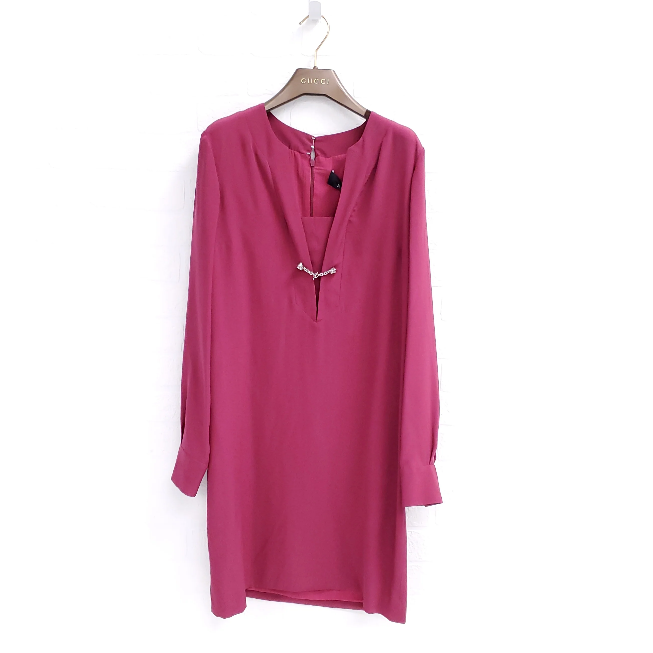 GUCCI RASPBERRY SILK DRESS WITH SILVER CHAIN DETAIL - SIZE 38 - Image 4
