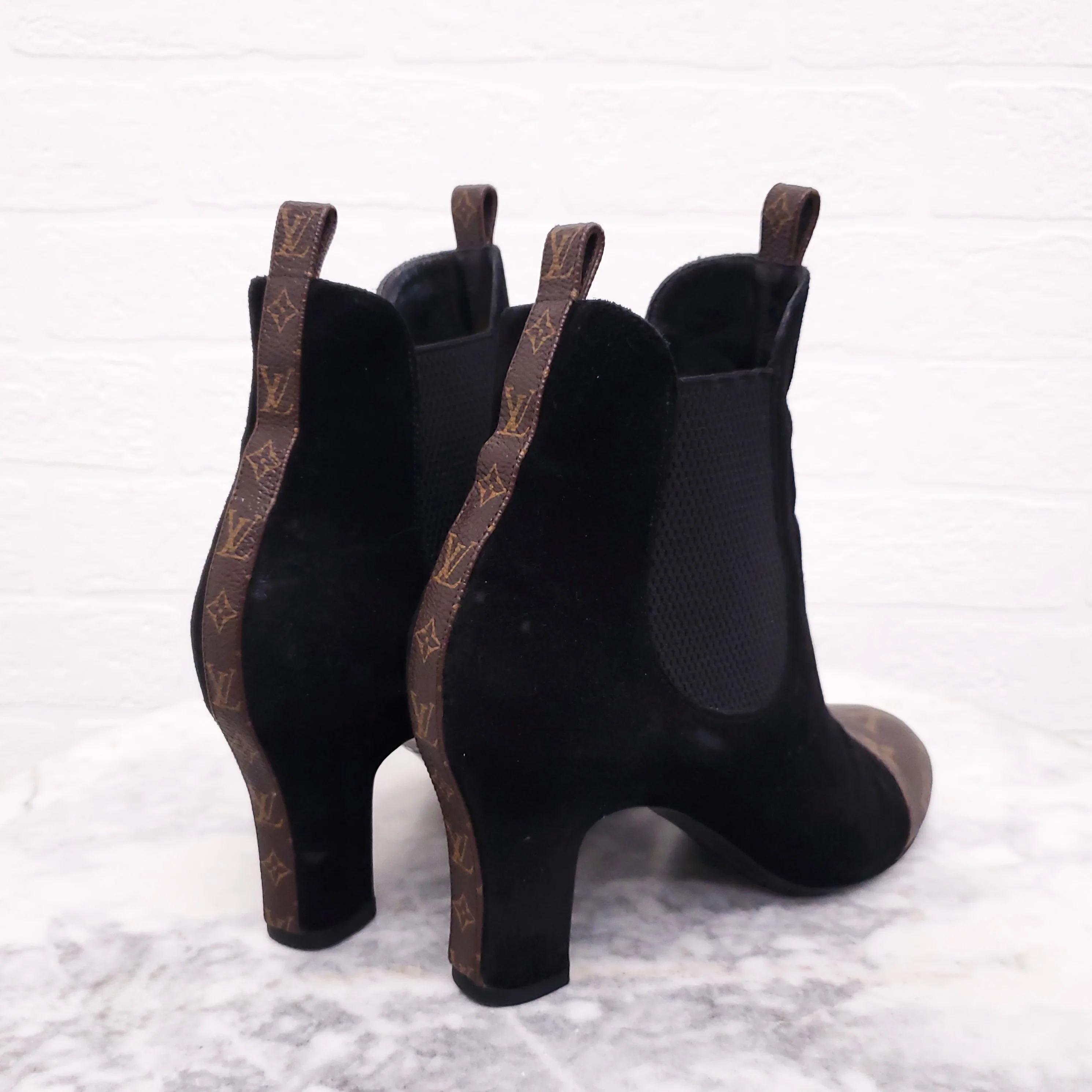 LOUIS VUITTON SUEDE LOGO BOOTS - SIZE 37 - Image 4