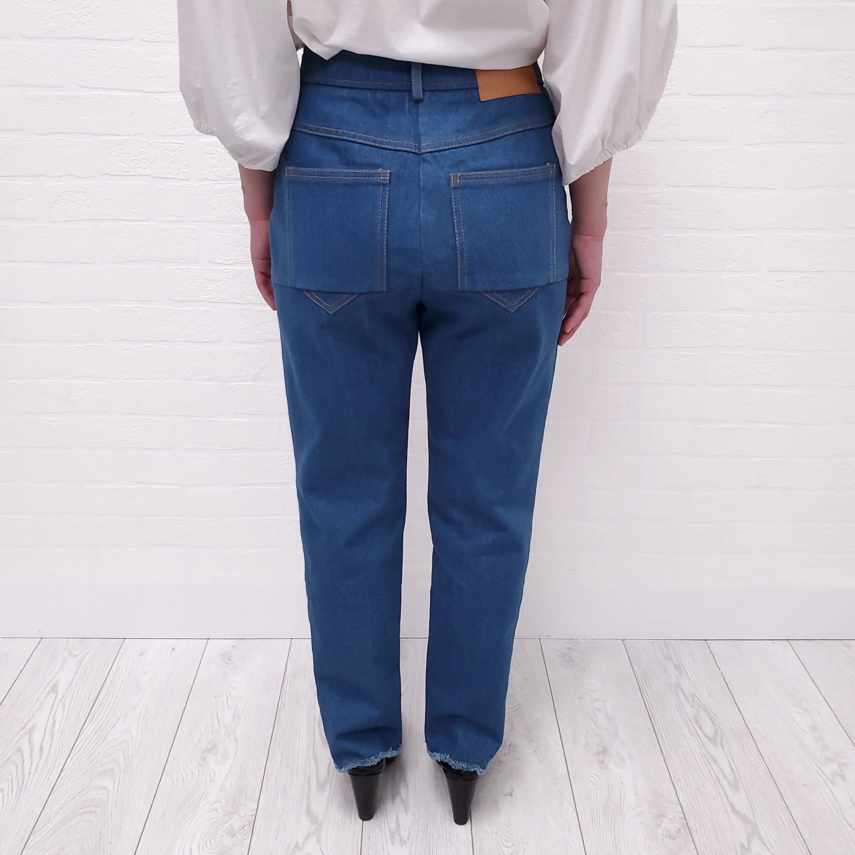 REJINA PYO LIGHT WASH 'ELISE' JEANS - SIZE 36 - Image 4